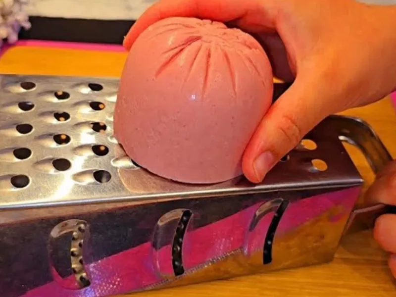 سوسیس را رنده کنید و با شیر مخلوط کنید / طرز تهیه اسنک ماهیتابه ای آسان با مواد ارزان خانگی