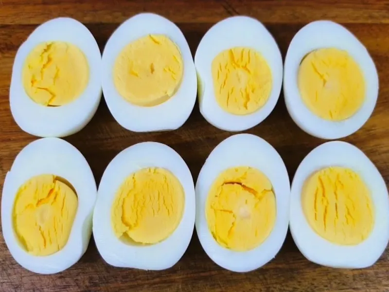 طرز تهیه صبحانه سلطنتی با تخم مرغ آب پز