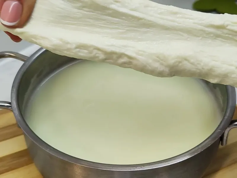 طرز تهیه پنیر پیتزا کشدار فقط با 2 ماده در 30 دقیقه