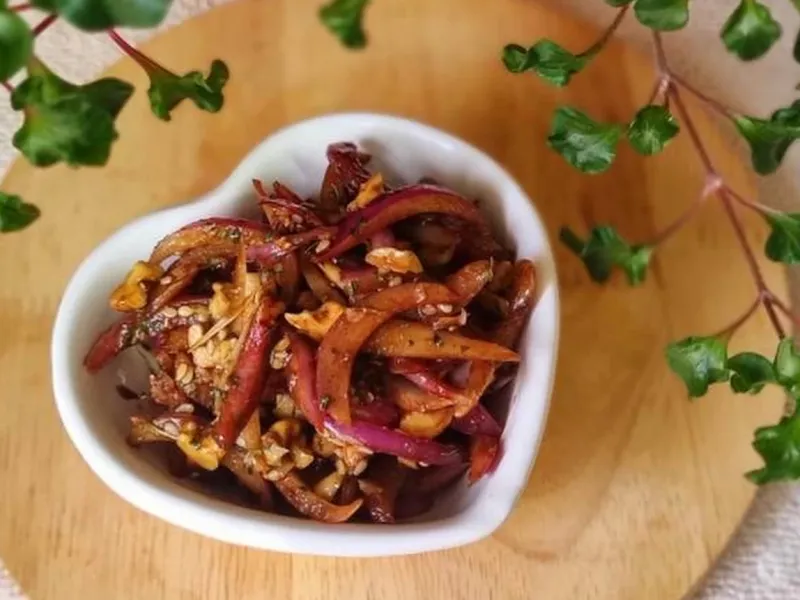 طرز تهیه پیاز پرورده خوش طعم با پیاز قرمز و رب انار