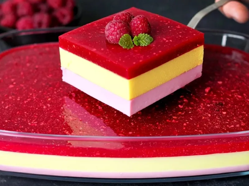 طرز تهیه دسر توت فرنگی قالبی مرطوب و لذیذ