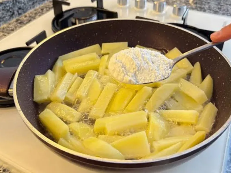 فقط سیب زمینی و آرد/ دستور العمل ساده سوخاری کردن سیب زمینی با 2 ماده