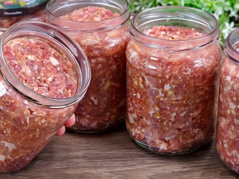 طرز تهیه سوسیس گوشت قرمز در شیشه و بدون نیاز به بسته بندی