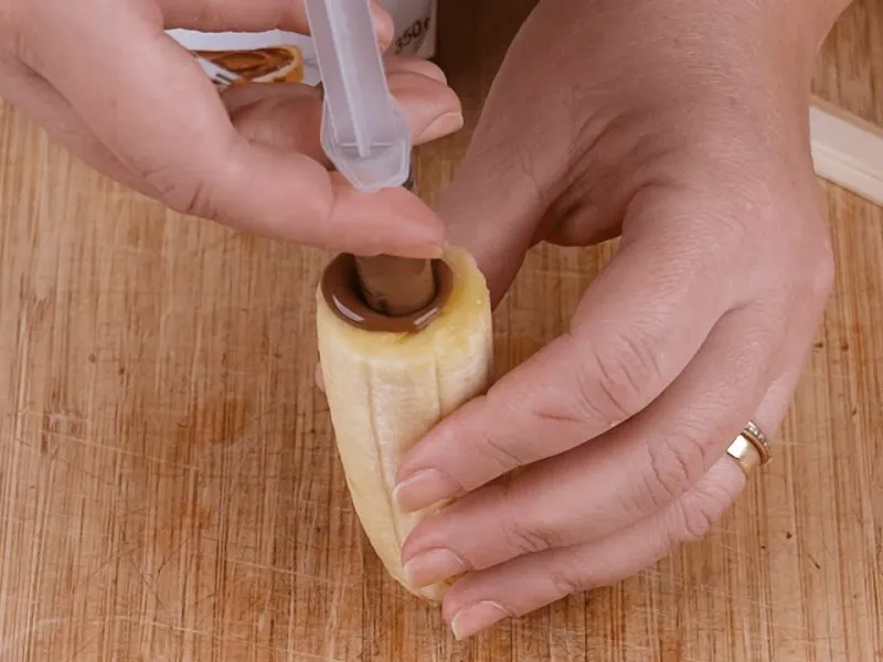 سرنگ + شکلات / طرز تهیه موز سکلاتی با سرنگ