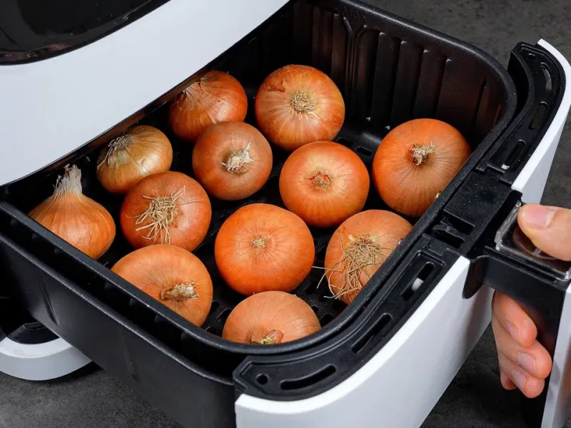 طرز تهیه پیاز سرخ شده در سرخ کن بدون نیاز به روغن / تا حالا پیاز به این خوشمزگی نداشتید