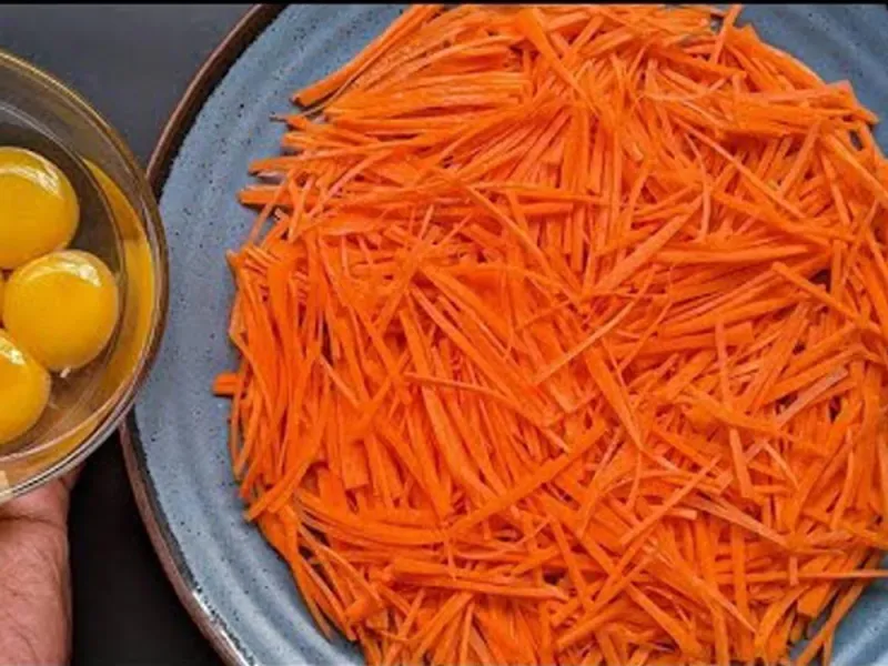 طرز تهیه شام سریع و خوشمزه فقط با هویج رنده شده و تخم مرغ