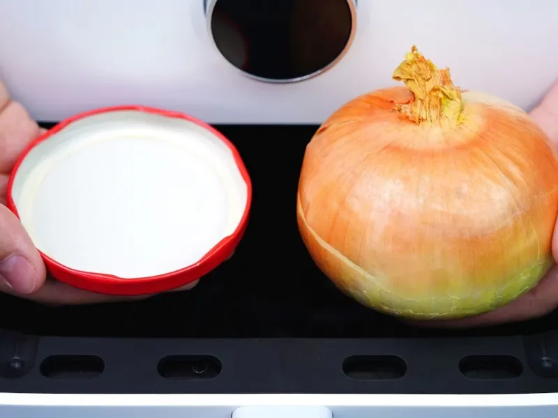 روش مدرن برای سوخاری کردن پیاز فقط با درب بطری شیشه ای