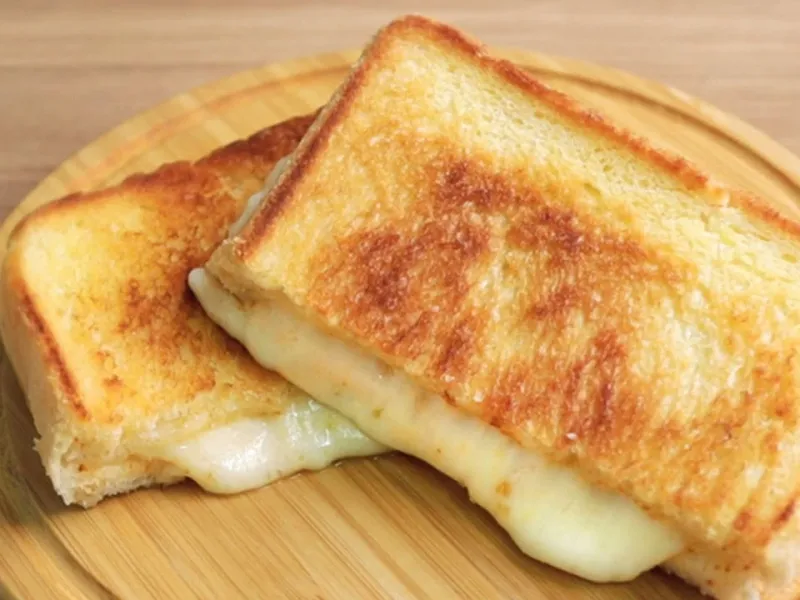 طرز تهیه ساندویچ پنیر کبابی با نان اسنک برای صبحانه