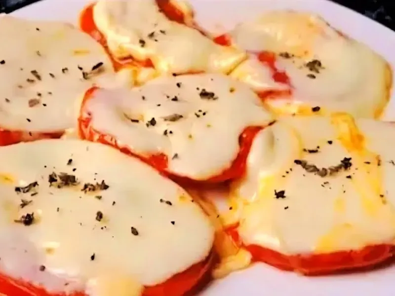 طرز تهیه پیش غذای رستورانی با گوجه فرنگی و پنیر پیتزا