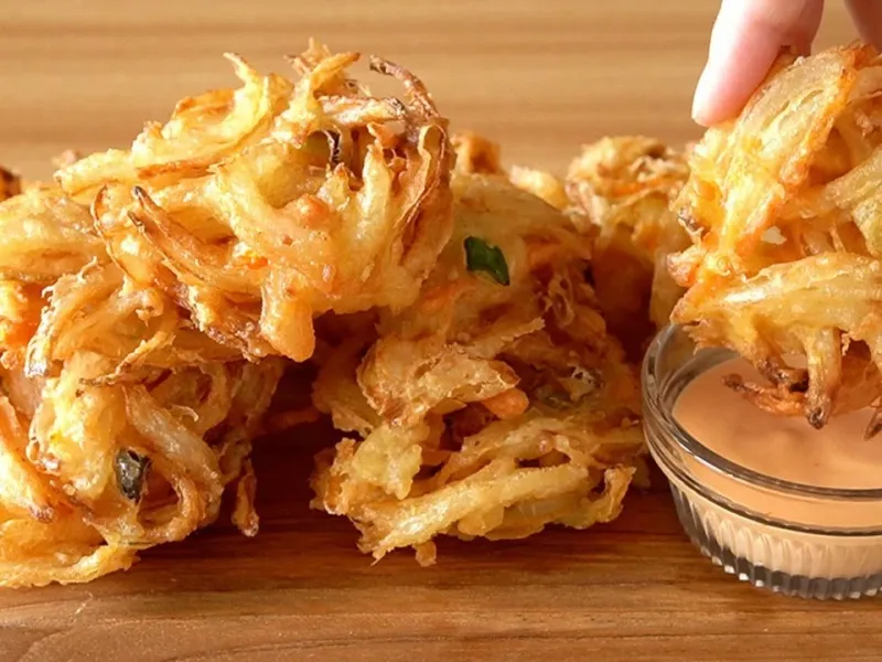 طرز تهیه پیاز ترد و سوخاری با آرد و سس مخصوص