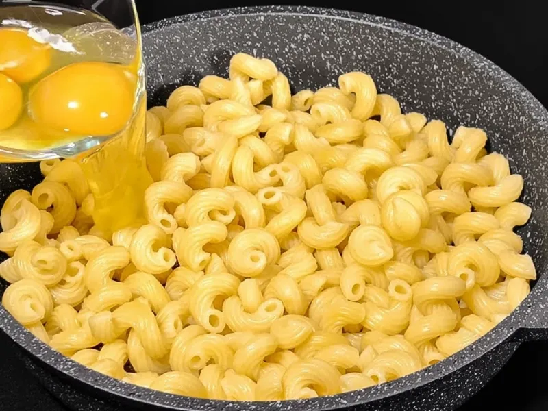طرز تهیه شام سریع و ارزان با ماکارونی تخم مرغ