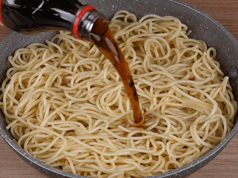 طرز تهیه ماکارونی ایتالیایی با نوشابه مشکی