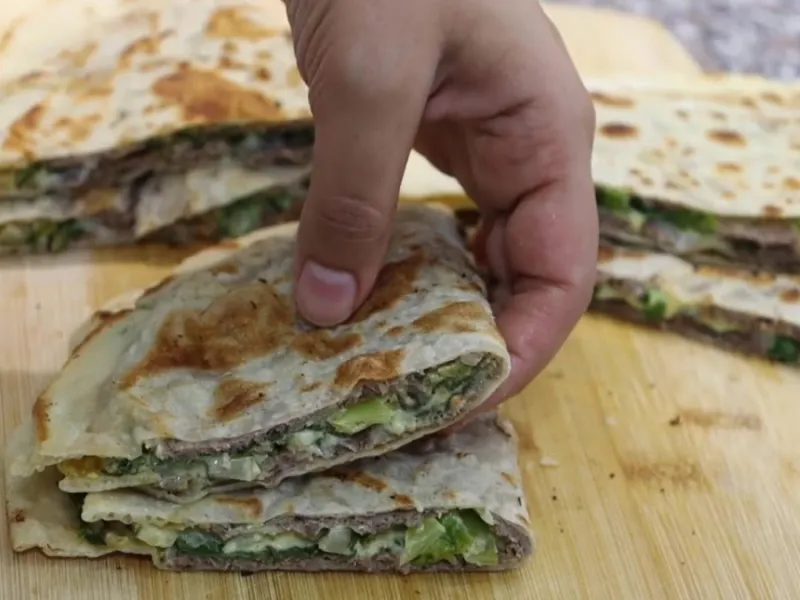 ساندویچ لذیذ ومحبوب تِرَند شده درشبکه های اجتماعی سریع اما بسیار خوشمزه وپرطرف