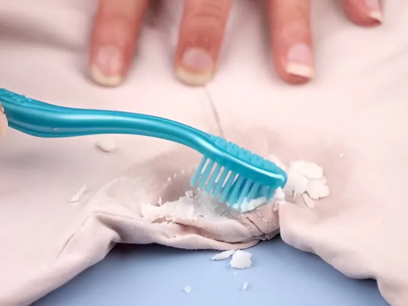 نحوه پاک کردن لکه دئودورانت از روی لباس