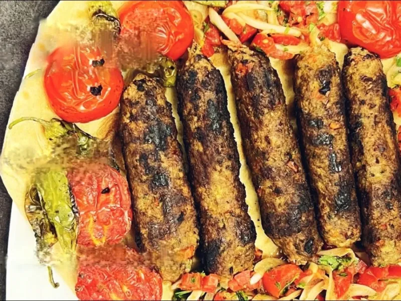 طرز تهیه آدانا کباب ترکیه ای در تابه با سالاد مخصوص