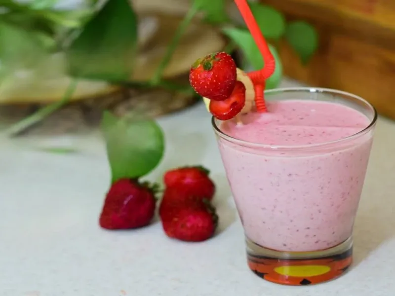 طرز تهیه اسموتی توت فرنگی و موز