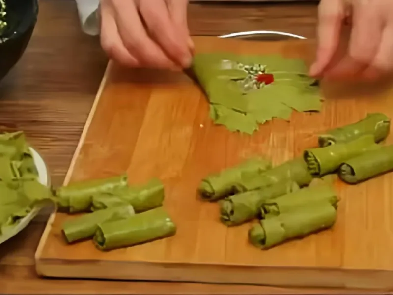 طرز تهیه دلمه برگ لبنانی با سبزی و غوره