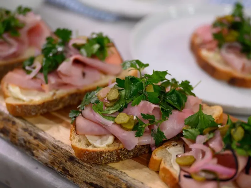 طرز تهیه کاناپ ژامبون/ فینگرفود ساده و خوشمزه