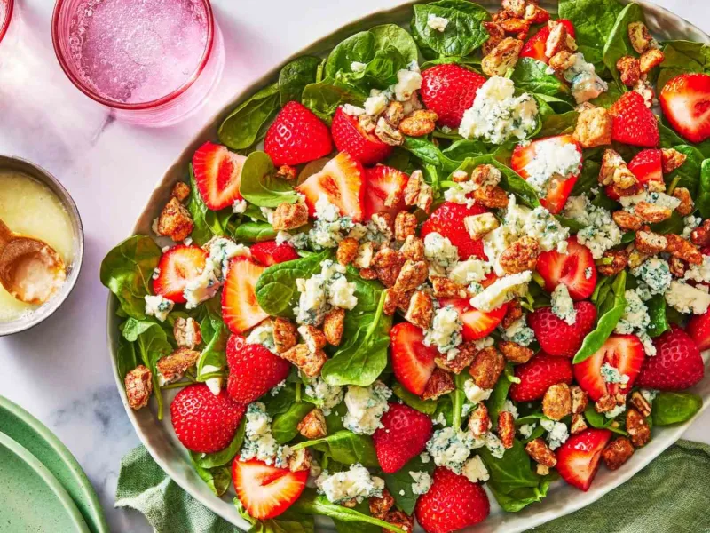 طرز تهیه سالاد توت فرنگی خوشمزه و رنگارنگ