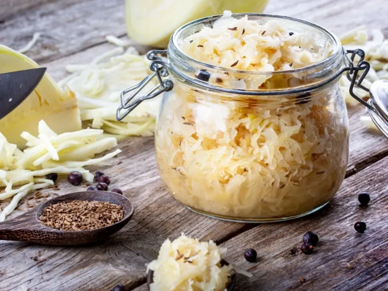 طرز تهیه کلم ترش تخمیری و فواید آن برای سلامتی