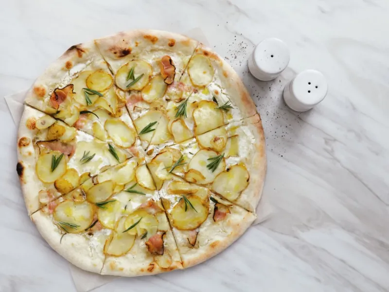 طرز تهیه پیتزا سیب زمینی/ طعمی جدید برای یک غذای محبوب