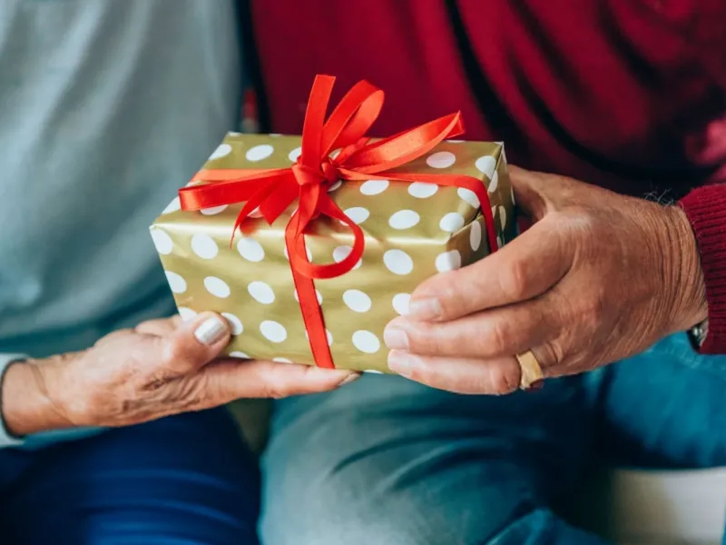 ثواب و فضیلت هدیه دادن به همسر در اسلام