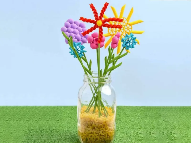 تنها با چند با ماکارونی ساده یک کاردستی گل فوق العاده زیبا درست کن