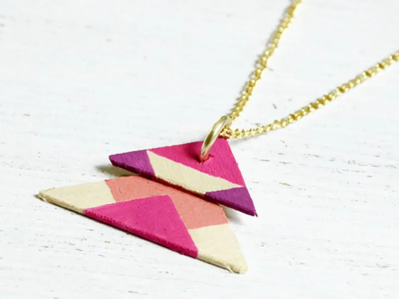 با این آموزش یک گردنبند چوبی مثلثی فوق العاده شیک درست کن