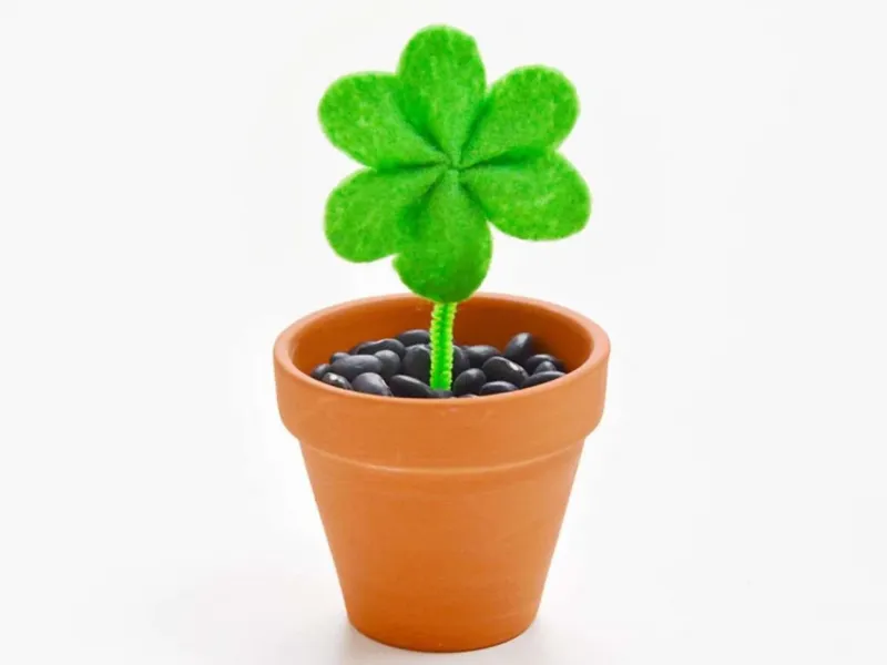 آموزش ساخت کاردستی گل شبدر نمدی