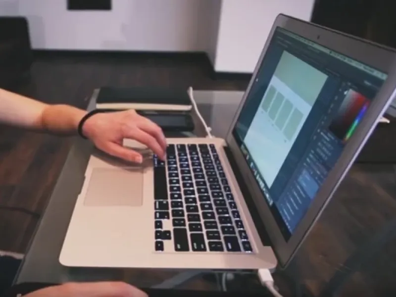 ایا استفاده از لپ تاپ در هنگام شارژ ضرر دارد / کار کردن با لپ تاپ در حال شارژ