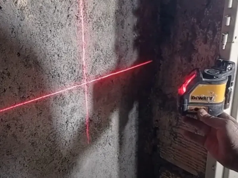 نحوه کار با تراز لیزری در کاشی کاری / آموزش کار با تراز لیزری