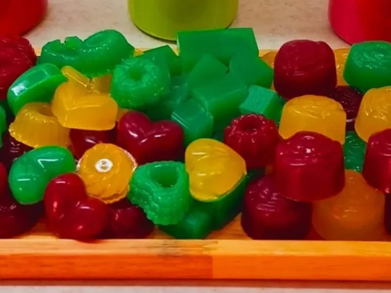 ژله های آب نبات میوه ای را در نگ ها و طعم های مختلف میتونید با یک لیوان آب میوه درست کنید!