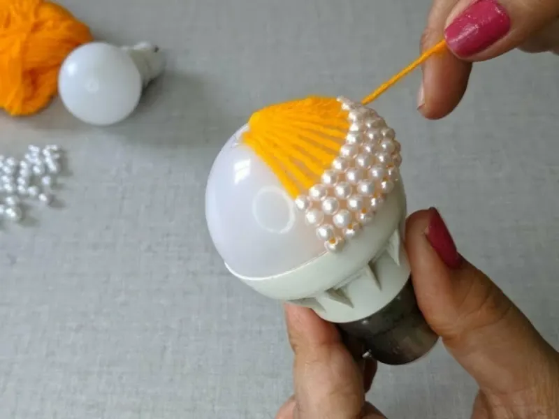 با لامپ سوخته کم مصرف یک دیوار آویز منگوله ای زیبا درست کن / کاردستی با لامپ