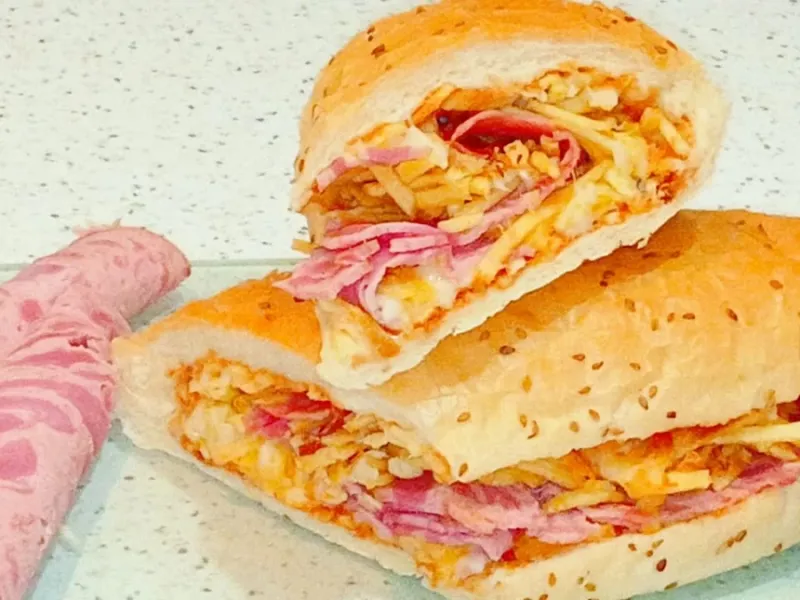 تا حالا هرچی ساندویچ خوردی بزار کنار یک بار هم ساندویچ کالباس با سیب زمینی ترد چیبسی رو امتحان کن!