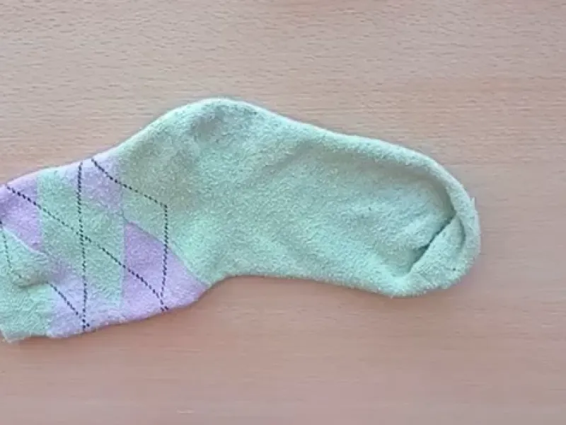 اگه جورایی دارید که یک لنگه اش گم شده ، حتما این کاردستی جالب رو باهاش درست کنید و لذت ببرید !