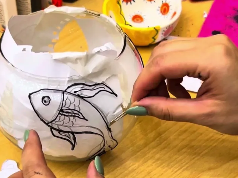 ویترای روی تنگ ماهی هفت سین با این روش میتونید روی هر ظرف شیشه ای با ویترای نقاشی بکشید!