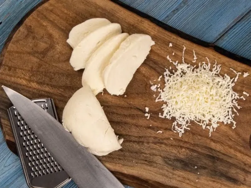 طرز تهیه پنیر موزارلای خانگی بدون مایه ی پنیر و دماسنج!