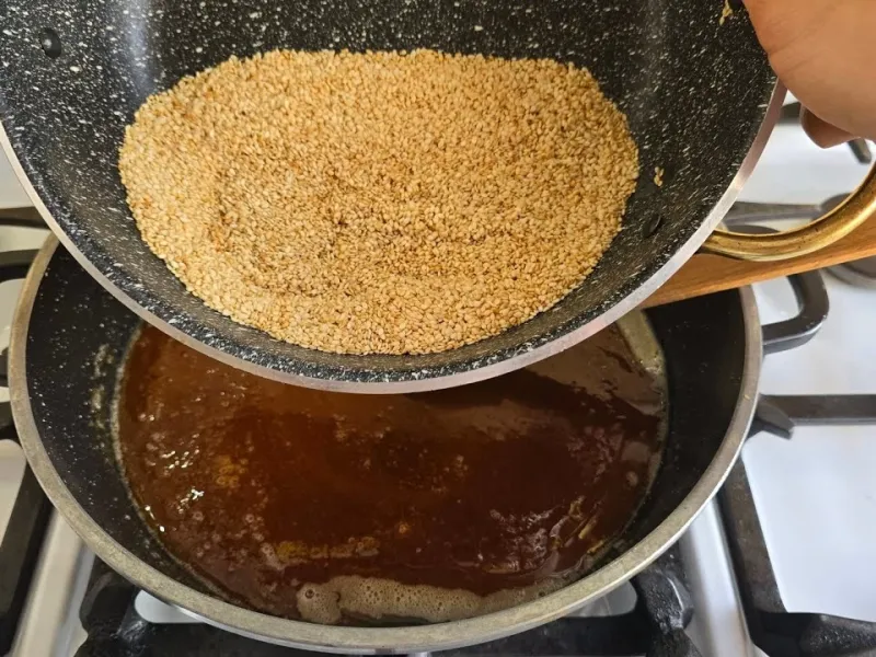 فقط با سه قلم مواد در دسترس خودت تو خونه سوهان کنجدی درست کن!