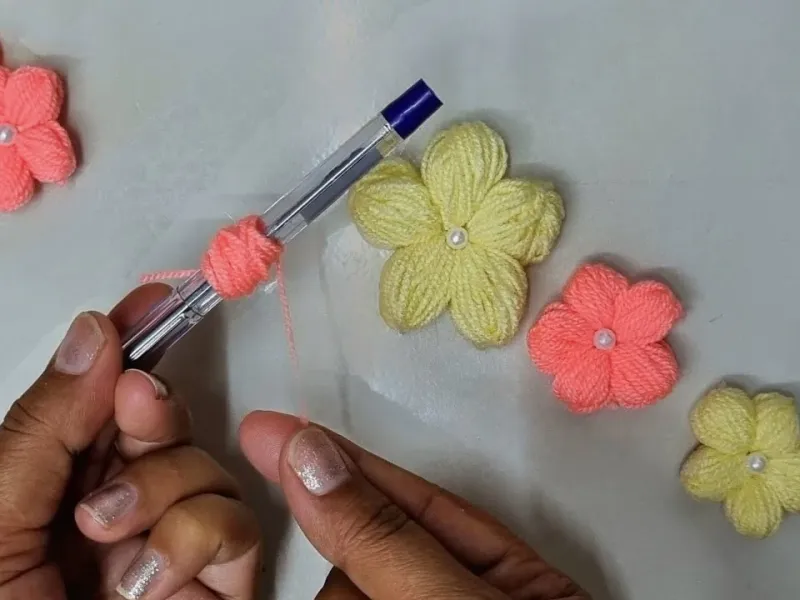 آموزش ساخت گل کاموایی با نخ و خودکار!