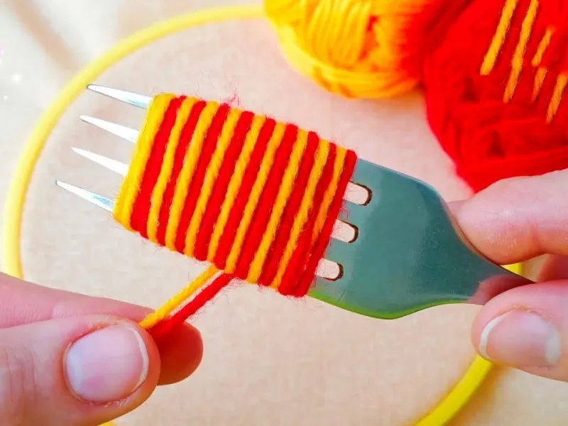 آموزش ساخت گل کاموایی با چنگال در خانه!