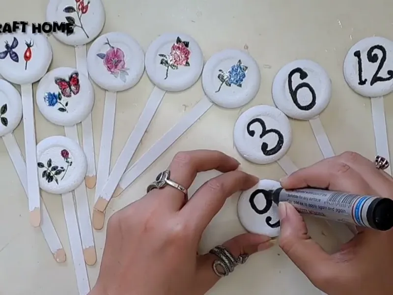 ایده ای خلاقانه برای دیوار با درب شیشه ای!