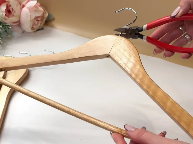 ایده خلاقانه: تبدیل چوب لباسی به دکوری شیک برای زیر گلدان