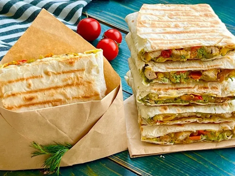 این ساندویچ خوشمزه رو فقط اینجا پیدا میکنید؛ حتماً امتحانش کنید