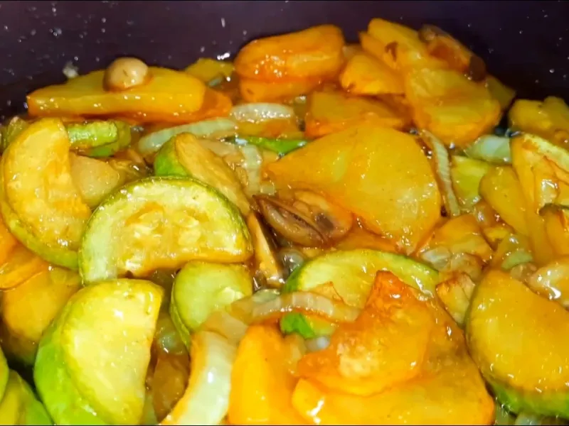 سیب زمینی سرخ شده با قارچ و کدوسبز: شامی راحت و خوشمزه