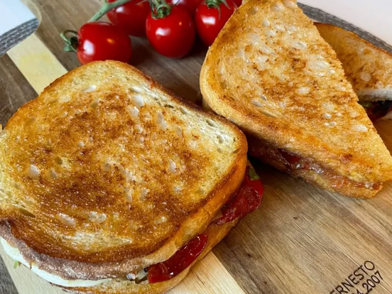 طرز تهیه نان تست با گوجه فرنگی و پنیر؛ اسنکی خوشمزه و سریع