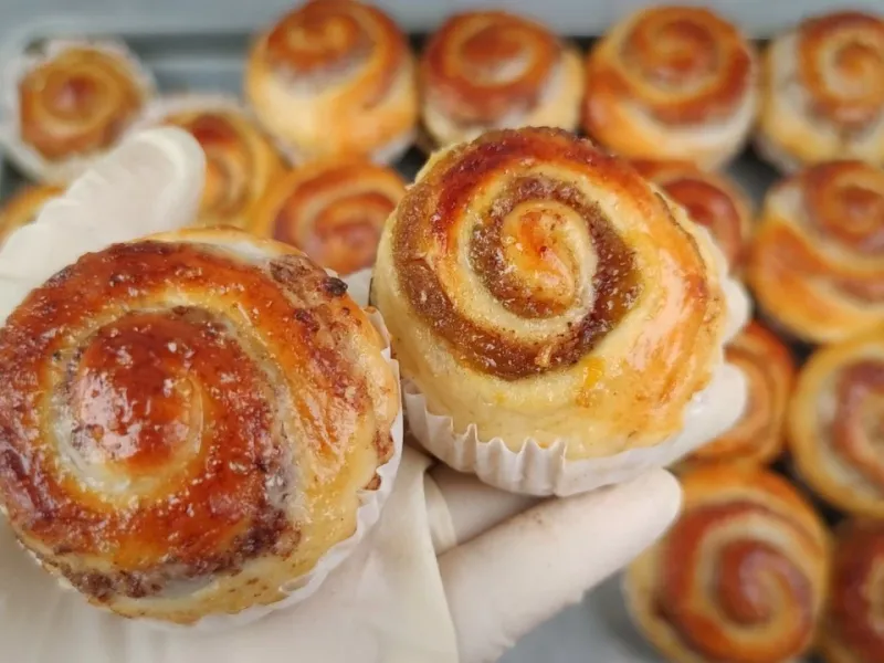 خوشمزه و معطر بهترین گزینه برای میان وعده طرز تهیه رول سیب دارچینی با مواد کاملا در دسترس!