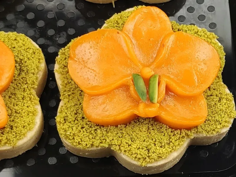 طرز تهیه خوشمزه ترین تر حلوا مجلسی با کراست حلوای هل و بادام بسیار خوشمزه رایگان هیچ جا پیدا نمیکنی!