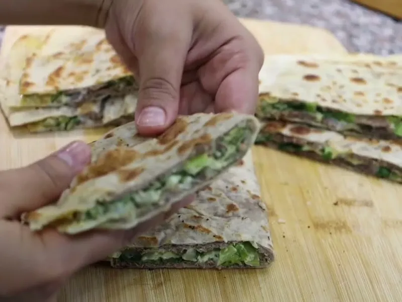 طرز تهیه ساندویچ با نان لواش و گوشت چرخ کرده!