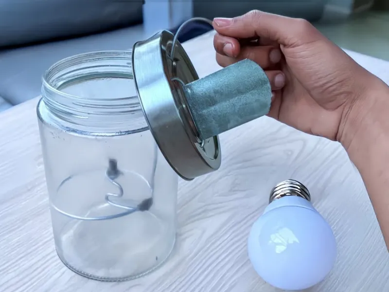 طرز ساخت یک لامپ ساده بدون استفاده از برق که می توان آن را به هر جایی حمل کرد و باورش سخت است!