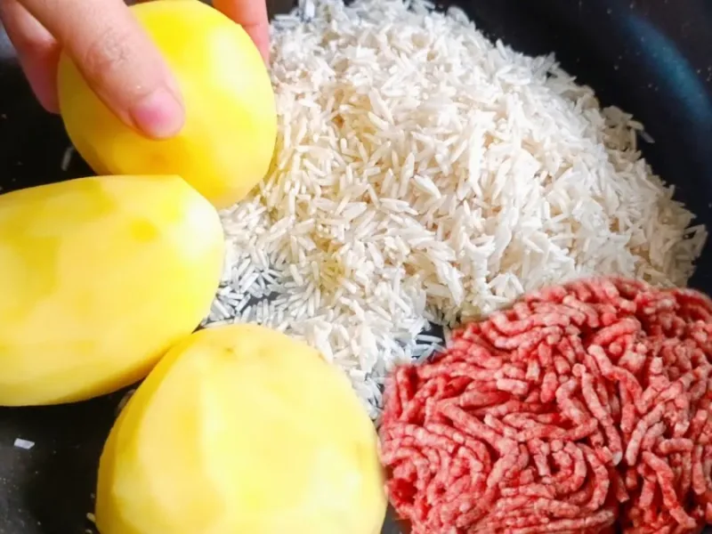 اگر برنج، سیب زمینی و مقداری گوشت چرخ کرده دارید / بلافاصله این غذای خوشمزه و آسان را درست کنید! اگر برنج، سیب زمینی و مقداری گوشت چرخ کرده دارید / بلافاصله این غذای خوشمزه و آسان را درست کنید!